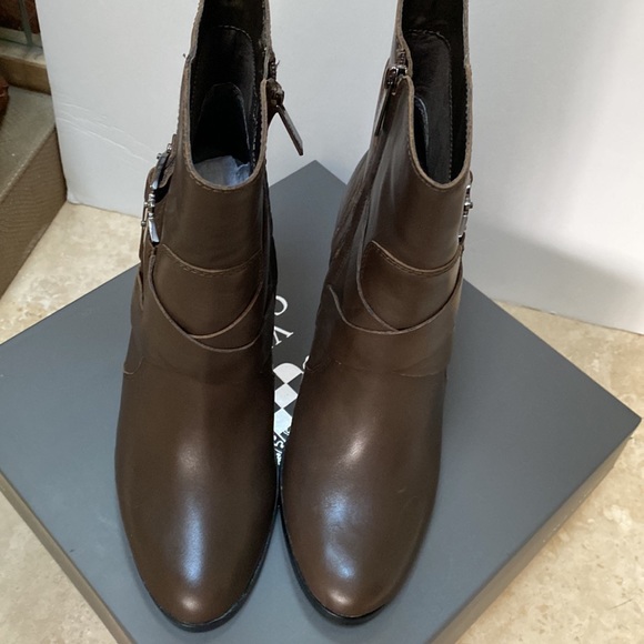 Vince Camuto Bootie . Size 9 Khaki Grey - Picture 2 of 10